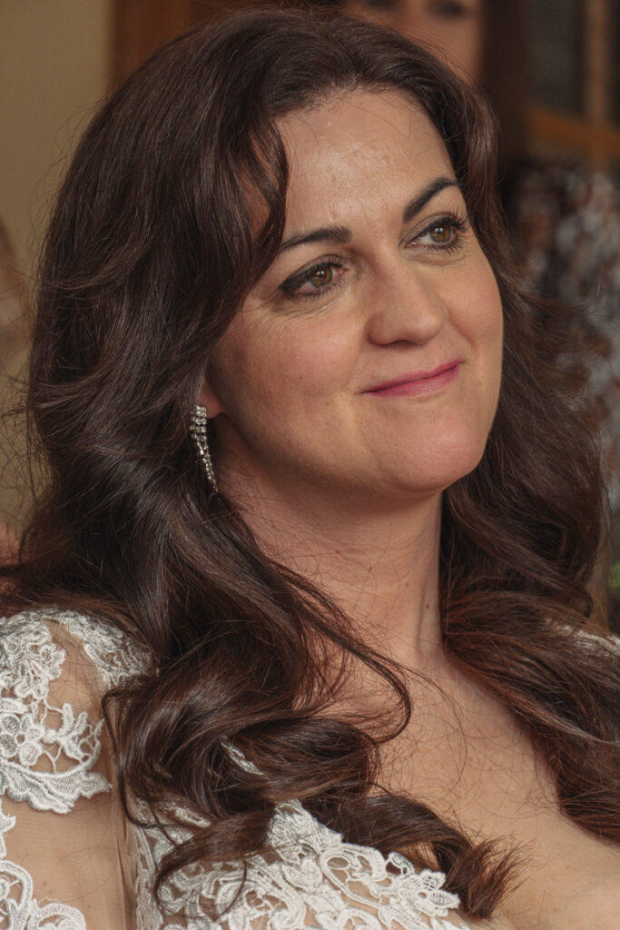 Natürliches Portrait einer Braut mit offenen Haaren und Spitzenkleid.