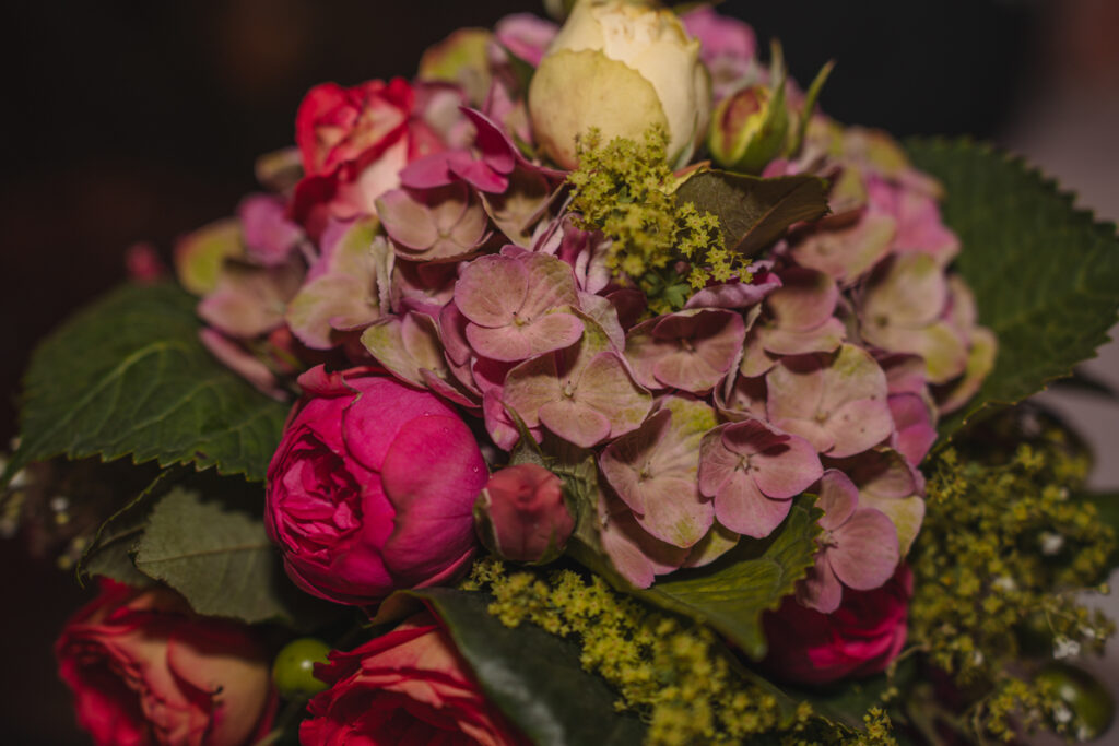 Nahaufnahme eines Brautstraußes mit rosa Hortensien und Pfingstrosen.