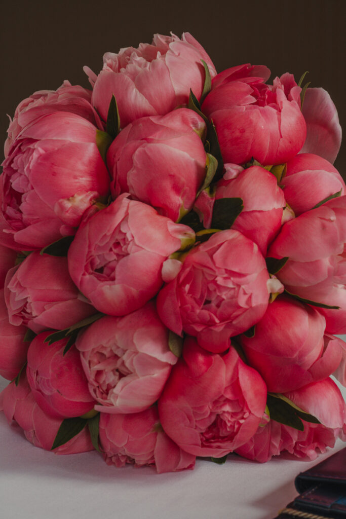 Kräftig pinker Brautstrauß mit Pfingstrosen in Nahaufnahme.