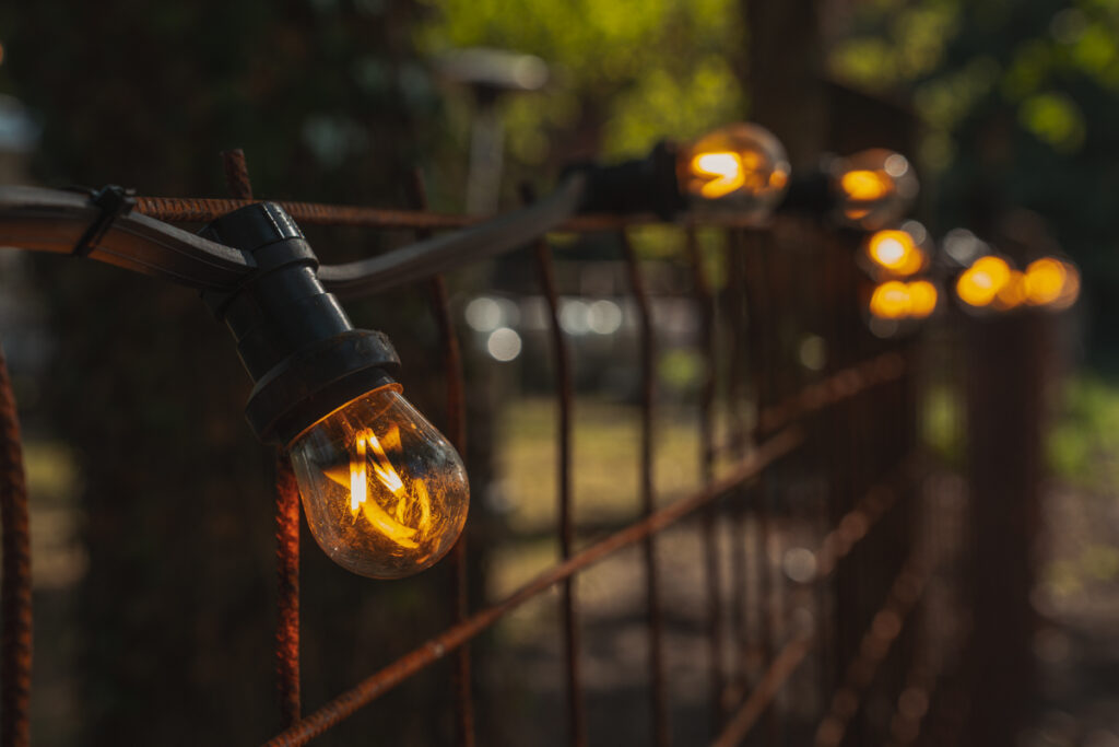 Leuchtende Lichterkette sorgt für warme Abendstimmung bei der Hochzeitsfeier.