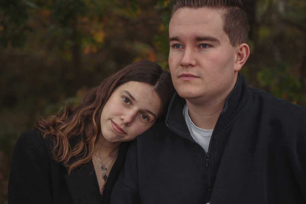 Sie lehnt ihren Kopf an seine Schulter, beide wirken ruhig und verbunden beim Paarshooting.