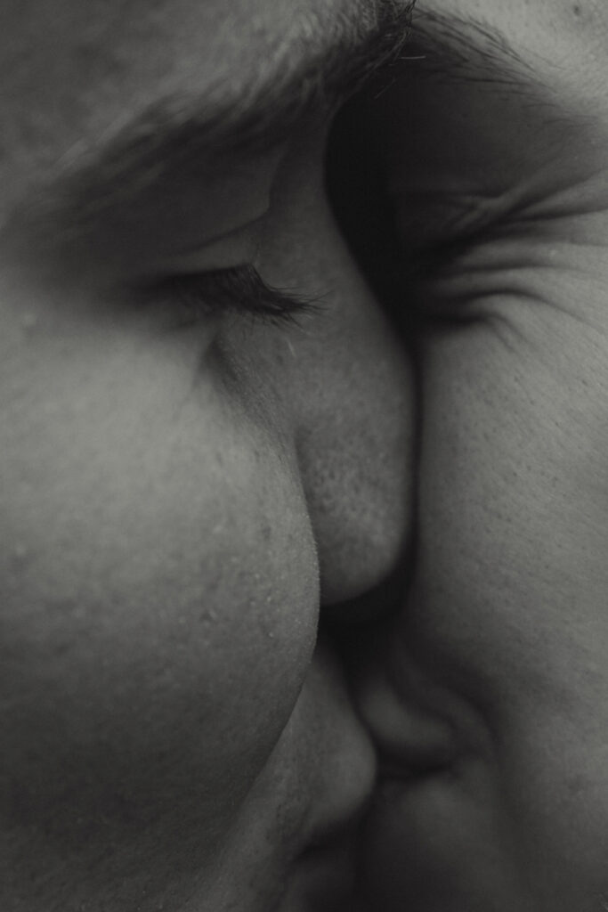 Extreme Nahaufnahme zweier Gesichter, die sich sanft berühren.