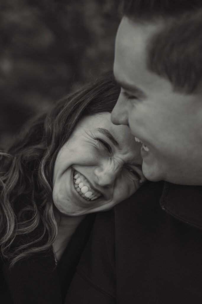 Sie lehnt ihren Kopf an seine Schulter, beide wirken ruhig und verbunden beim Paarshooting. .